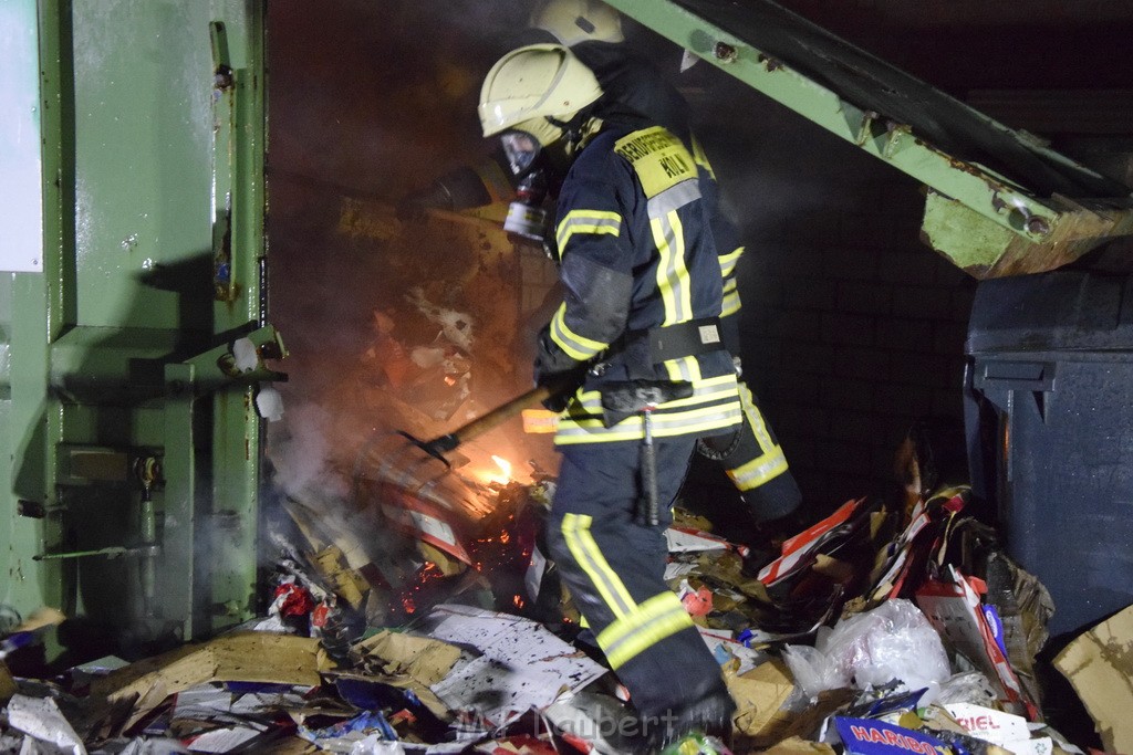 Feuer Papp Presscontainer Koeln Hoehenberg Bochumerstr P385.JPG - Miklos Laubert